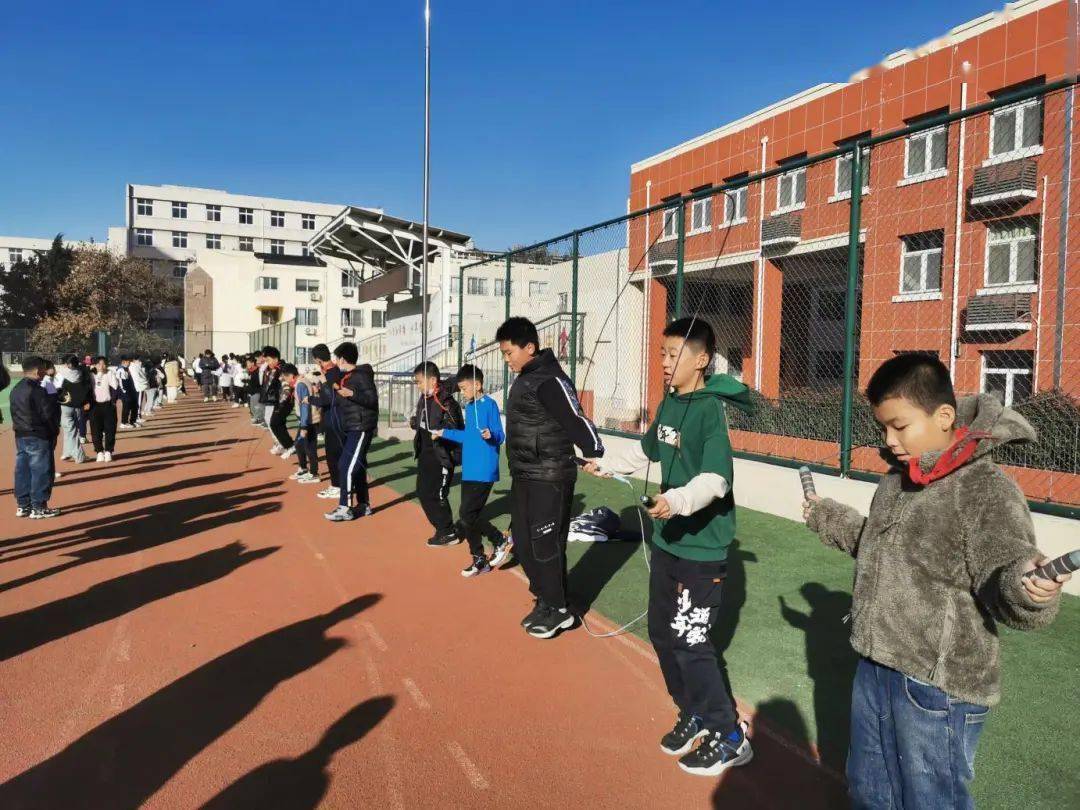 61童健,绳彩飞扬"——青岛人民路第二小学举行冬季跳绳比赛_年级