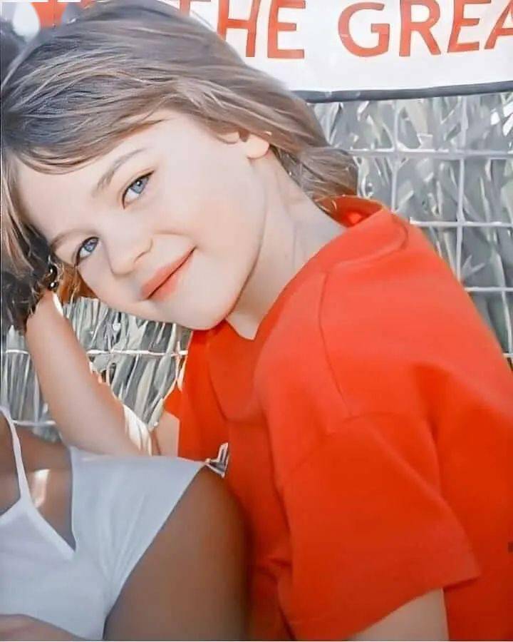 赫洛·费因斯-提芬1997年11月6日出生于英国伦敦.