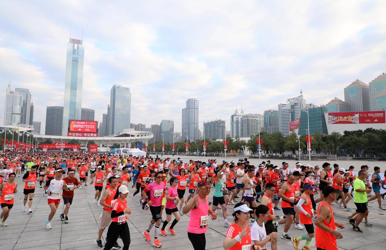 马拉松——2023广州马拉松赛鸣枪开跑_比赛_黄国保_新华社