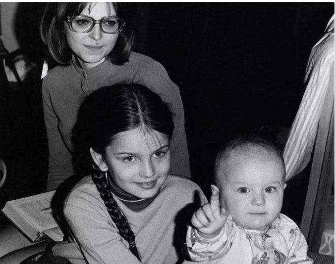 这无异于一场刑事案件,年幼的琳娜·梅迪纳遭到了侵犯,随着舆论的发酵