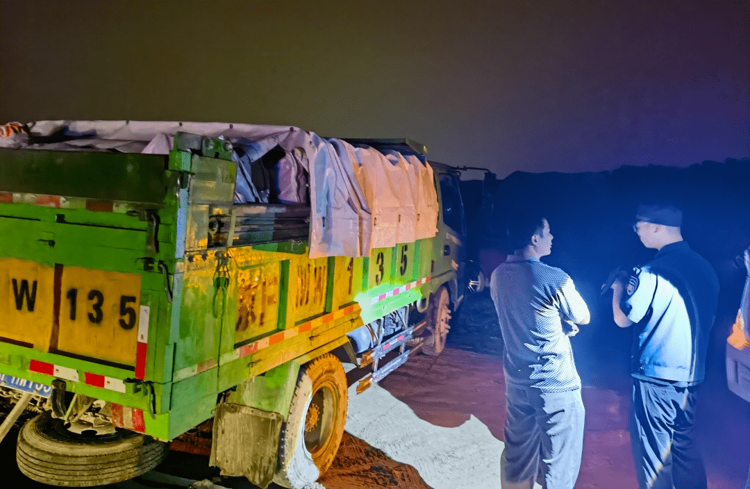 2023年8月26日凌晨,区城管委联合长阳镇查处葫芦垡村,朱岗子村2处建筑