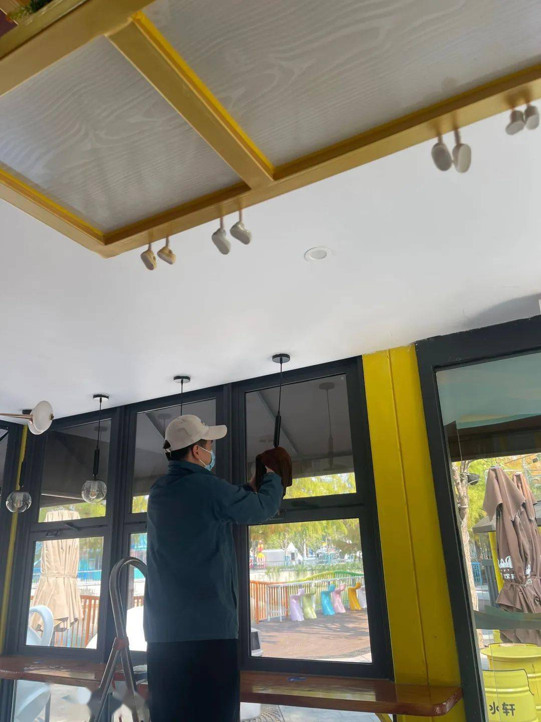 工程部的维修师傅协助将风幕机拆卸及检查,在确认无损后,小伙伴对风幕