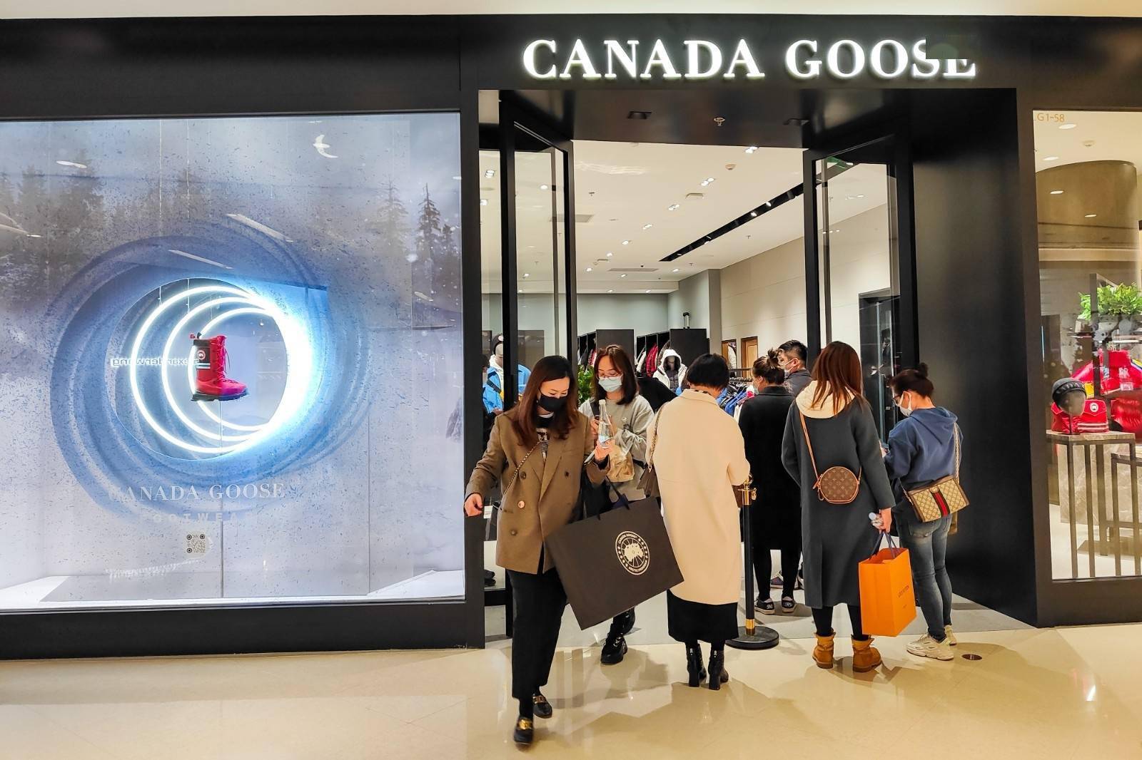 加拿大鹅9500元羽绒服被疑系瑕疵品 网友:军大衣不