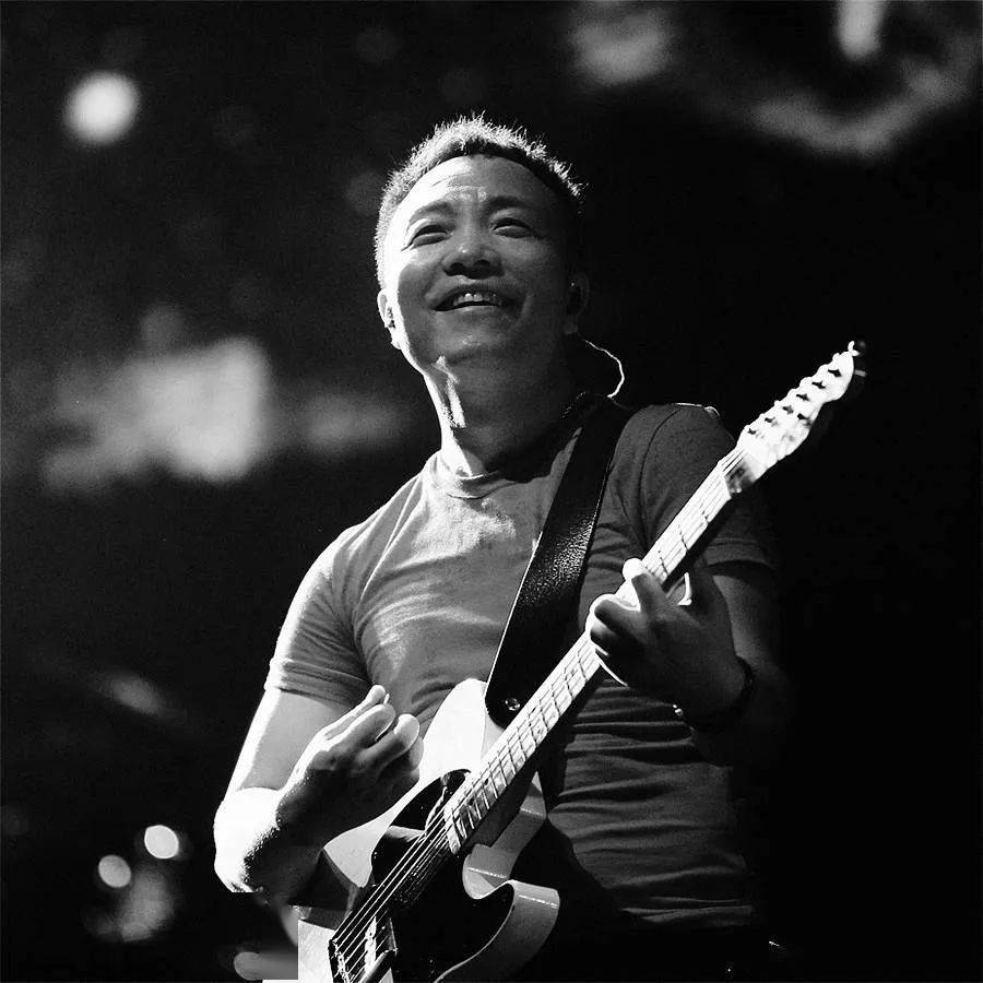 许巍55岁,"摇滚老炮"人到中年,近况曝光:前半生受抑郁症折磨,后半生只