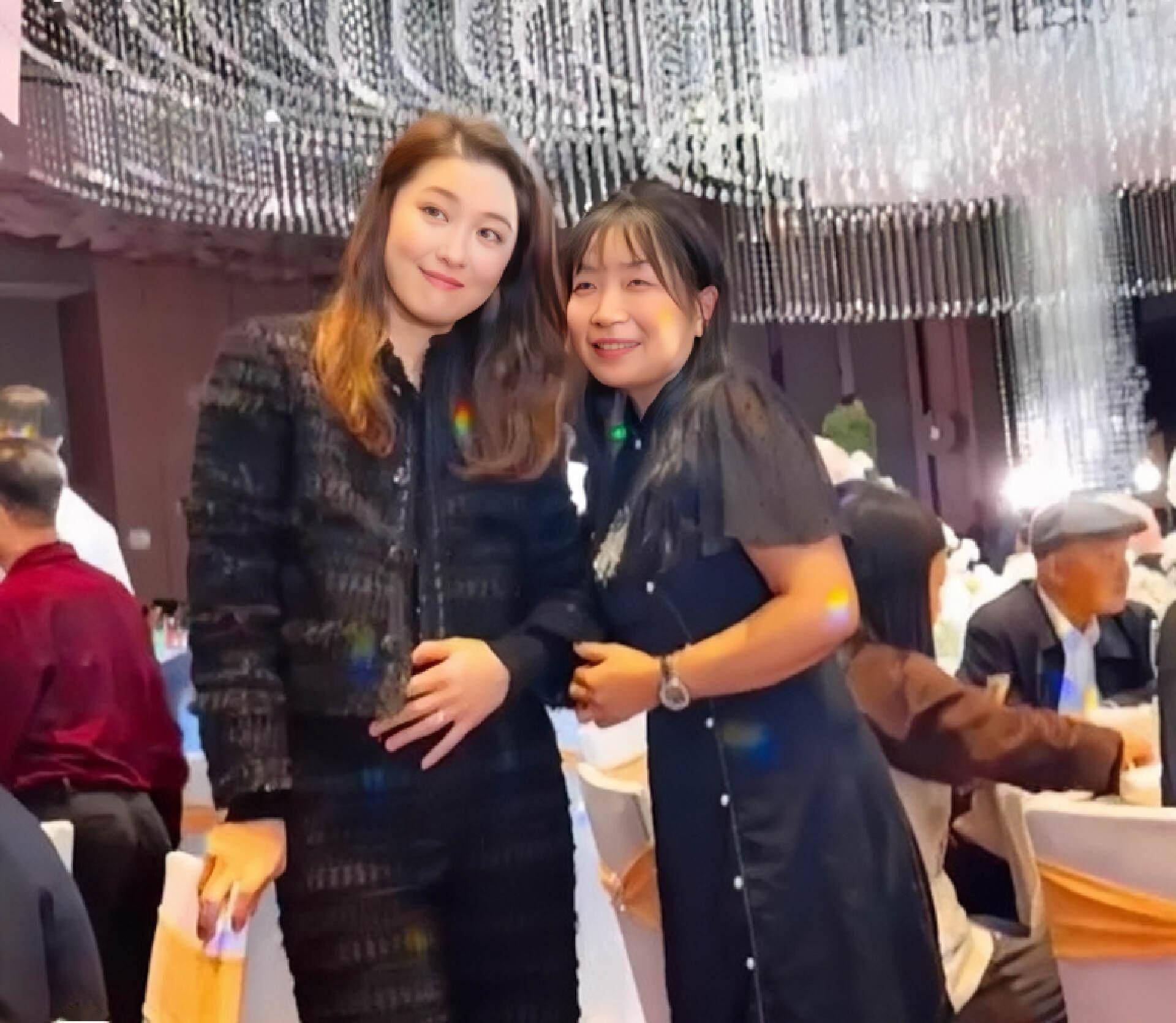 40岁女星周励淇参加婚礼,被拍到微微凸起腹部引发猜测  第5张