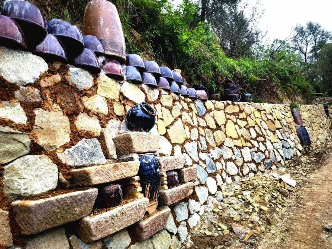 窑头镇因瓷窑而得名,位于甘肃省平凉市华亭市安口镇高镇村,背靠冉家山