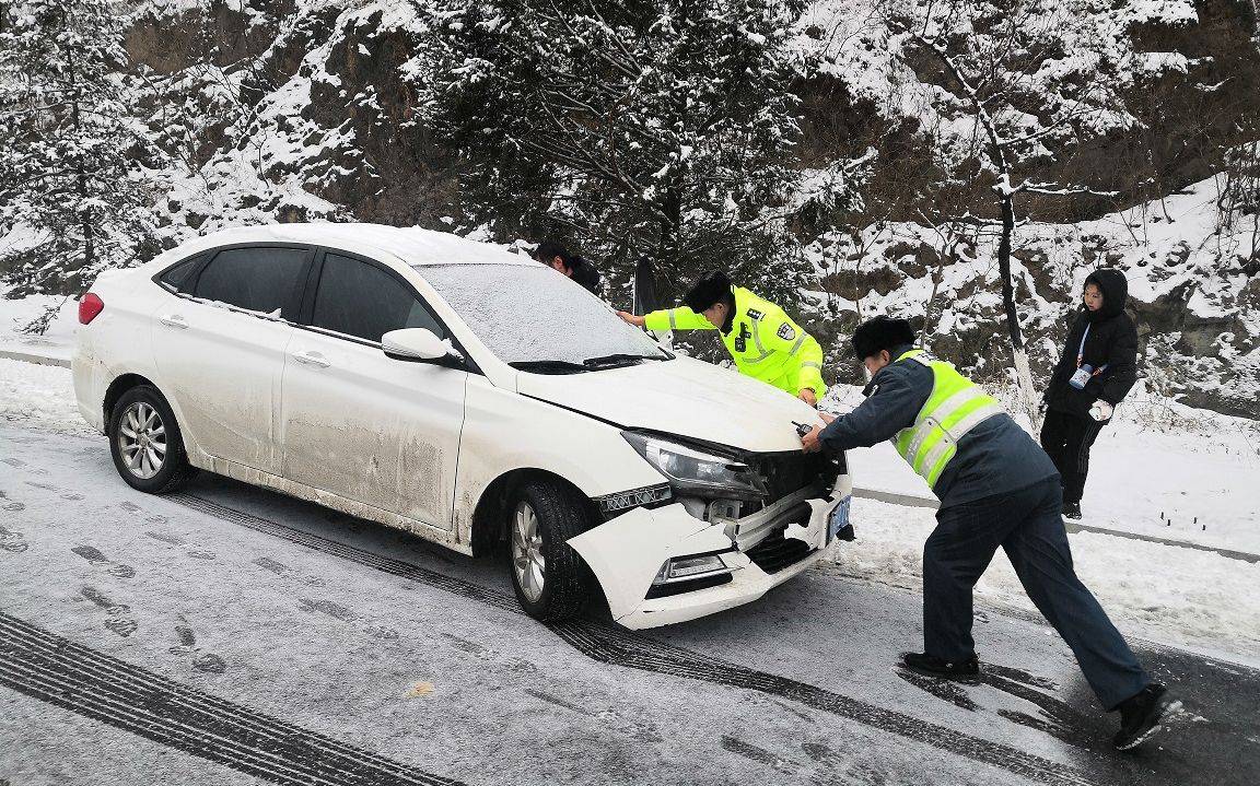上午10时许,在房山区良三路北车营路口下坡路段,一辆小客车与其他车辆
