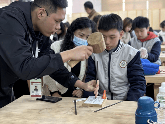 郭奕辉培训青少年学习潮州木雕技艺结语实施乡村振兴战