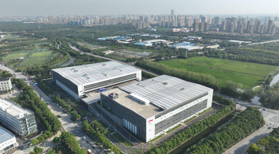 位于安亭镇众百路,分为李宁电商运营中心,华东智慧物流中心两栋建筑