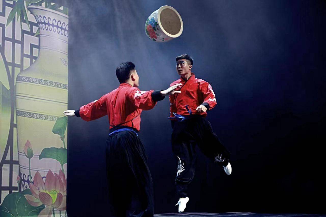 "辛氏杂技"演员表演的杂技"顶缸"粤港澳大湾区地域相近,民俗相近,人缘