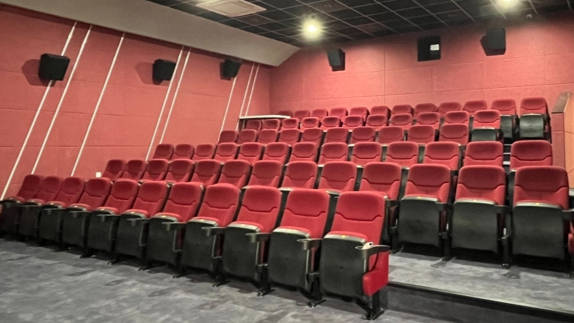 闵行七宝中学师生的这则建议落地后,村民们有了自己的电影院!