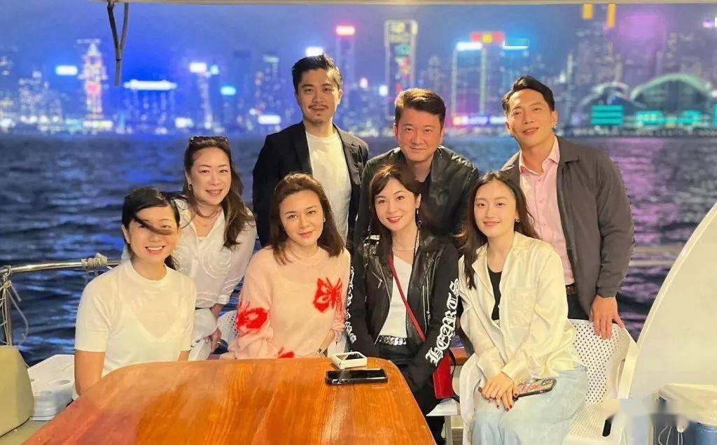 可见她皮肤依旧紧致滑溜,只是其间海风一吹,把她一贯的"清汤挂面"发型