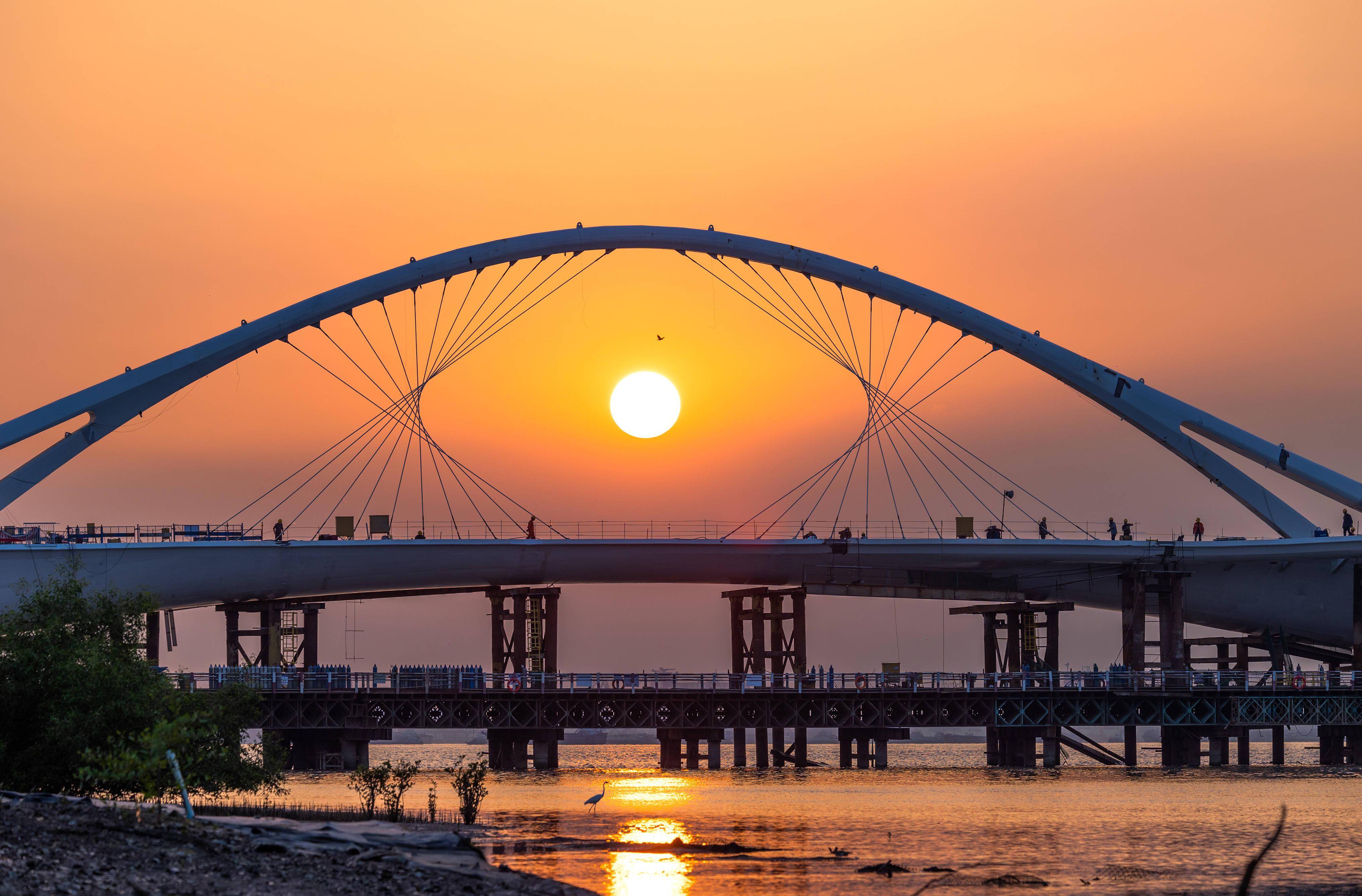 落日闪耀"湾区之眸"!滨海湾海上观景桥即将开通
