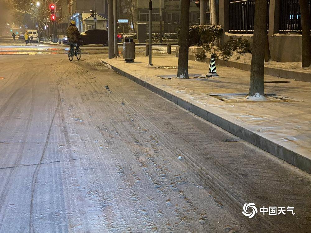 北京多地今晨降雪持续 部分道路积雪结冰出行需防范