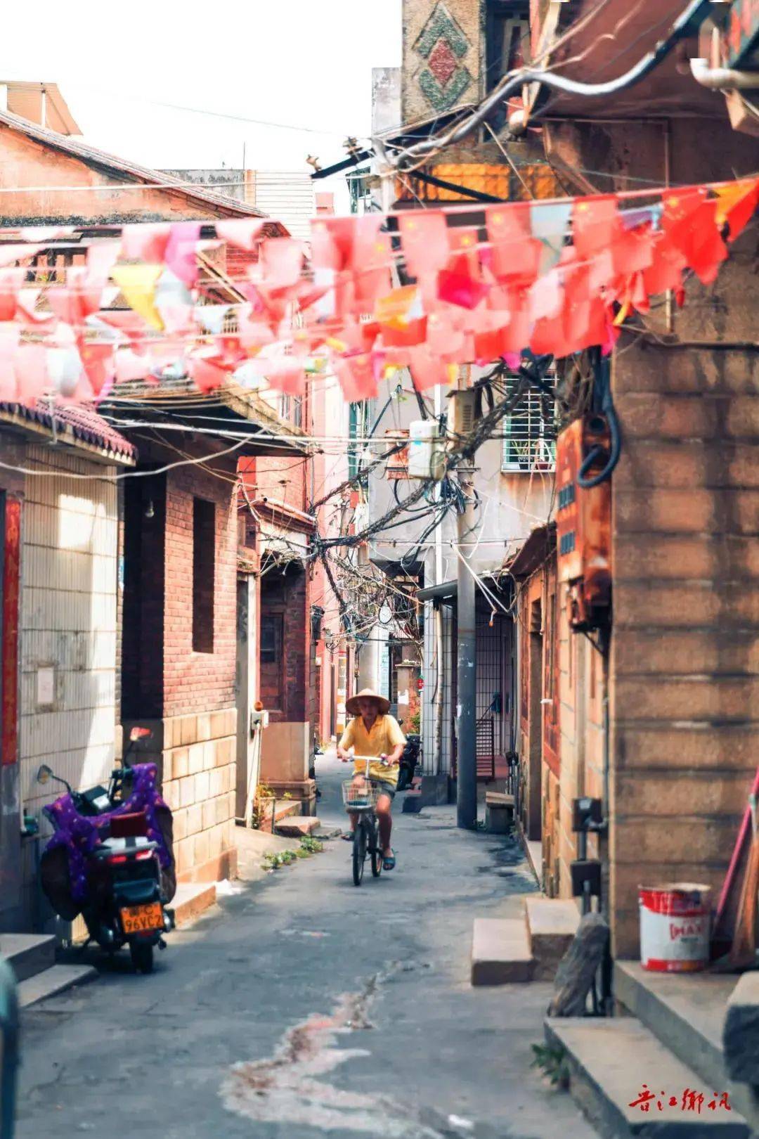 三里街,名叫中山路,它自北而南貫穿安海老鎮區,與安平橋連成一條線