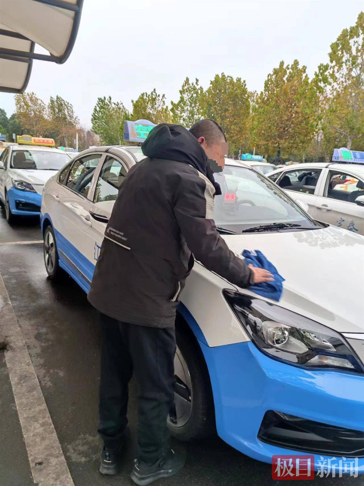 武汉的哥机智救出陷入传销窝点的男子_杨浩_出租车_荣佳