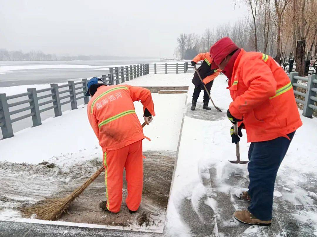 楊鎮徐莊村委會工作人員和志願者清掃道路積雪北小營鎮馬辛莊村志願者