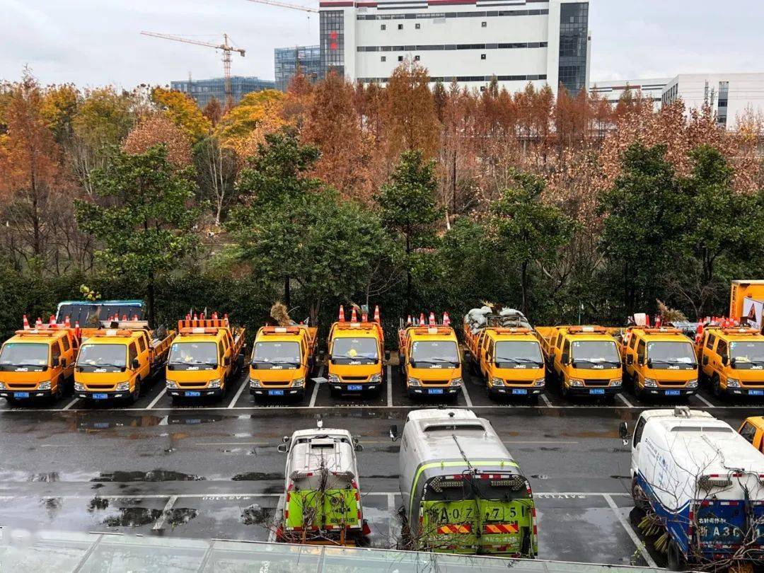 临平区截至目前,已落实山猫清扫车12台,斜角清扫器9台等除雪设备,落实