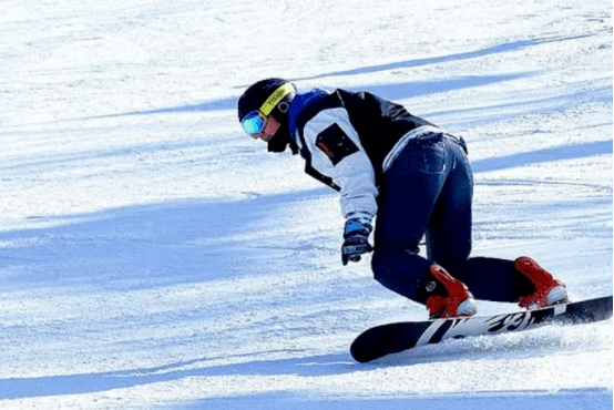 一到冬天滑雪的熱度就蹭蹭上漲,東山滑雪場↓↓↓下面是你冬季旅行