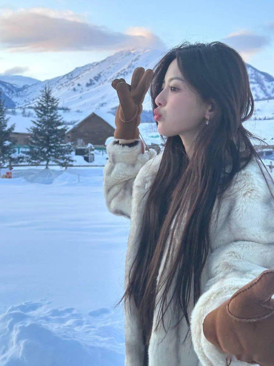 杨超越拍雪地美照 嘟嘴卖萌花式比心元气满满_开心_照片_来源