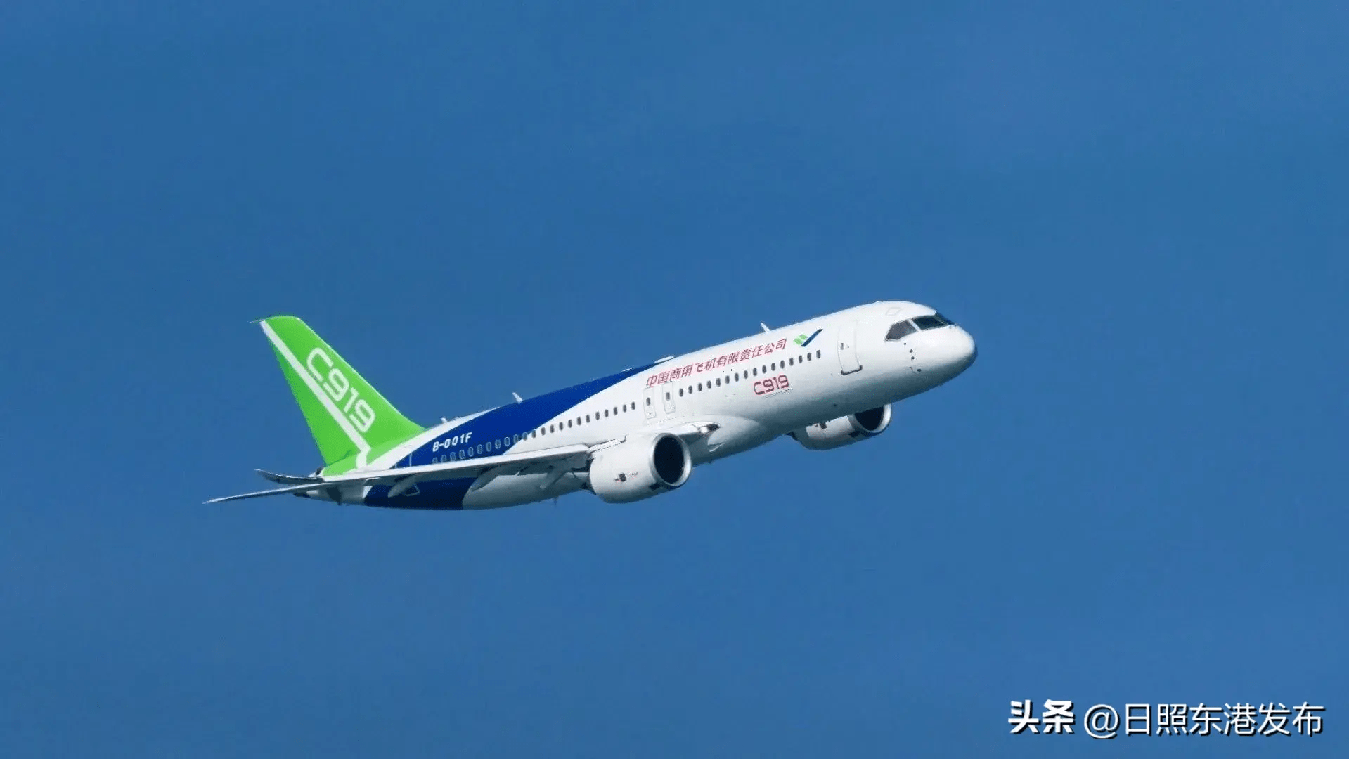 国产大飞机c919飞越维港_香港_维多利亚港_飞行