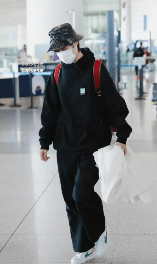 李宇春穿回力鞋配高定礼服走红毯_时尚_运动_经典