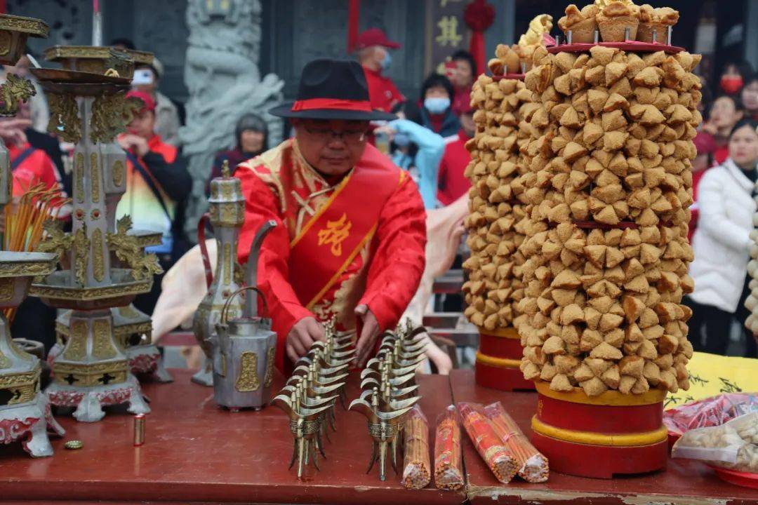 通過唱禮讀祝之後,福首們人手一柱香按順序到神前祭拜