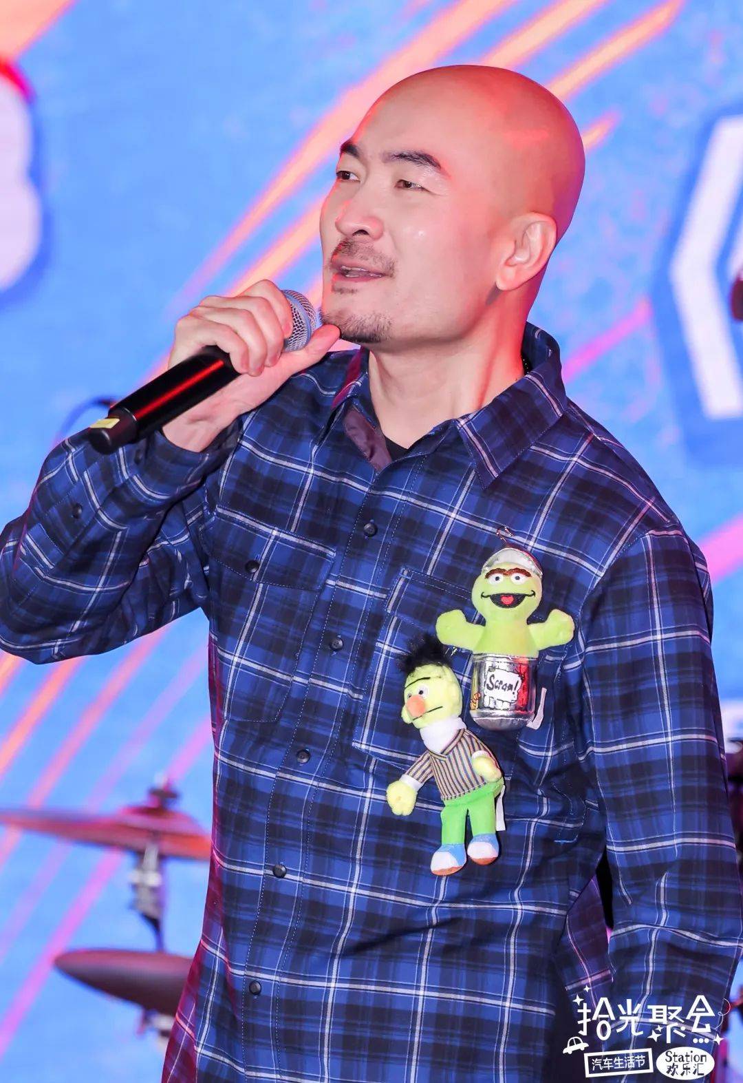 曲讲述了20年前的北京城一群年轻人蜗居在地下室追寻梦想的故事李莉