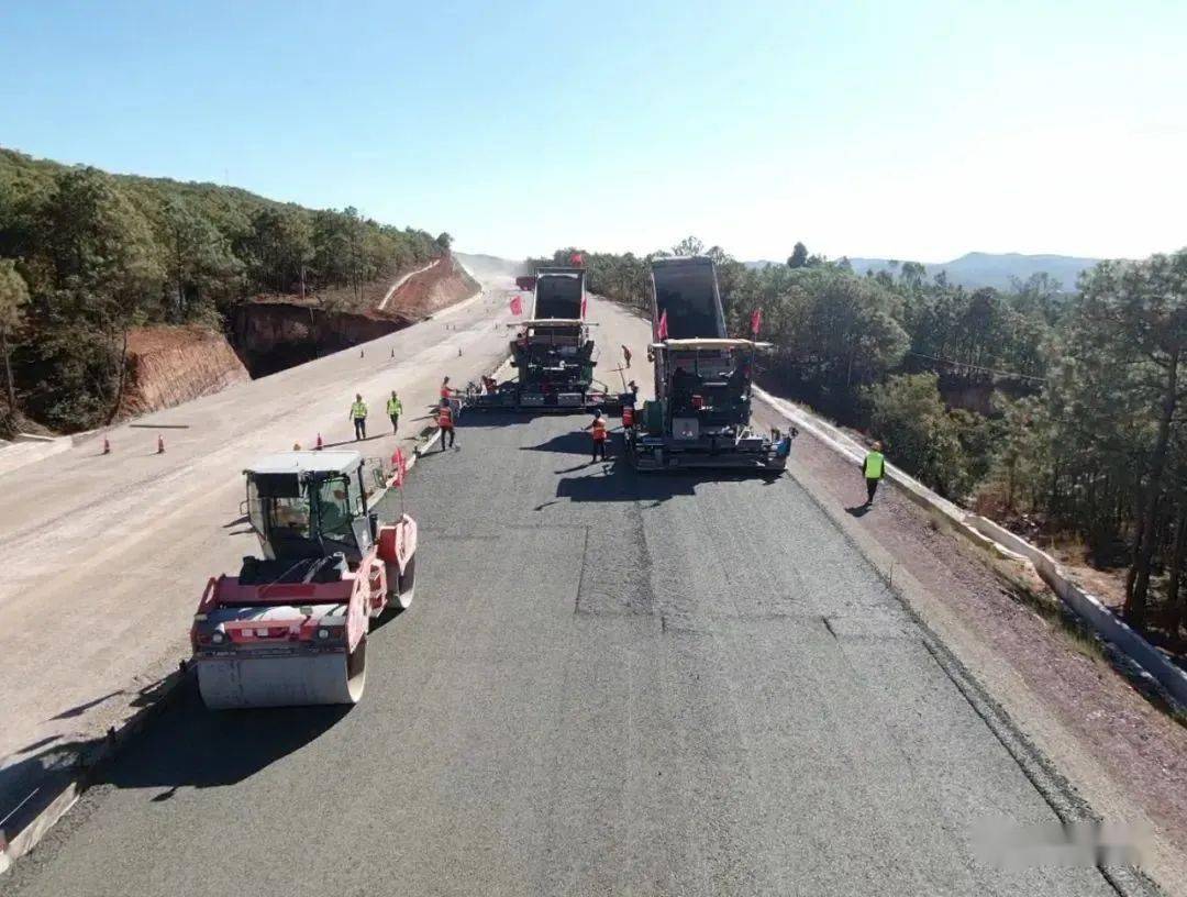 宣威至会泽高速公路大营盘隧道左幅顺利贯通!_施工_建设者_用地
