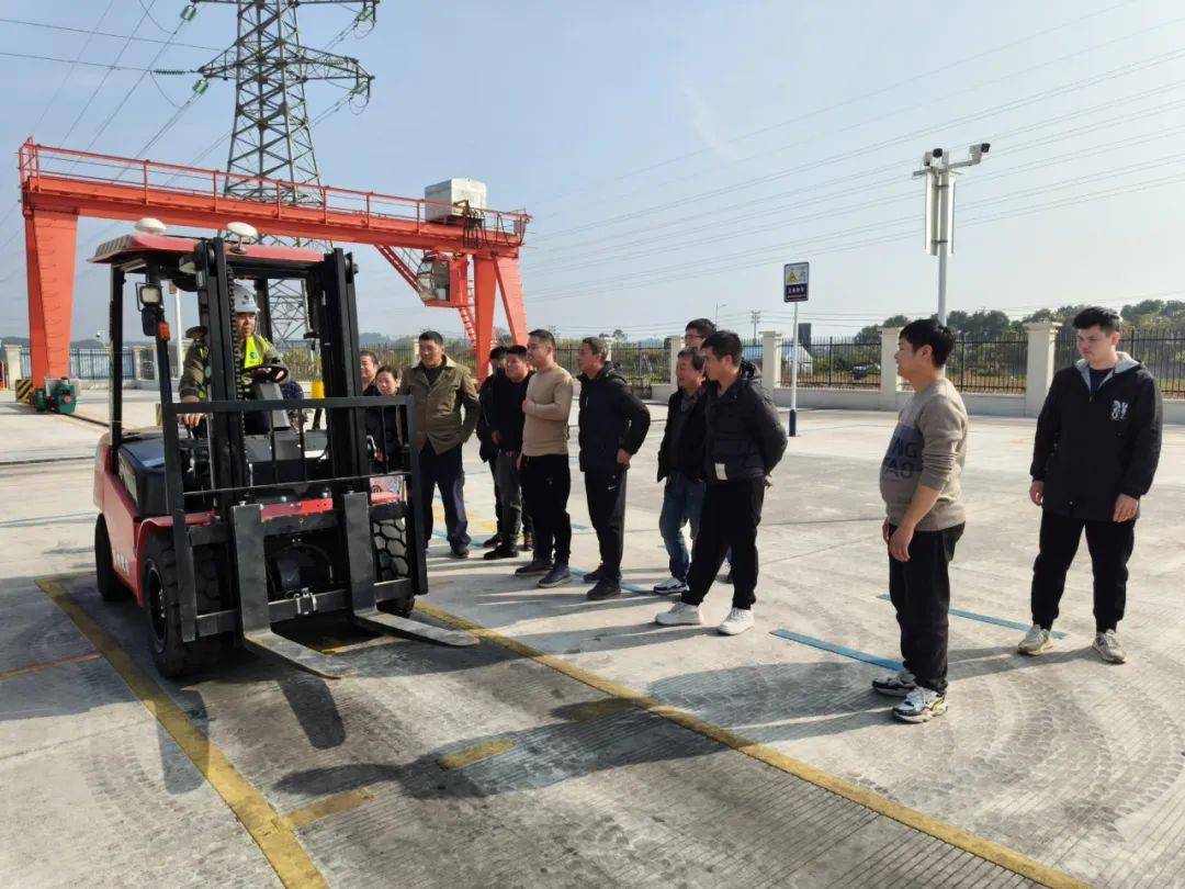 学校对学员进行严格考核,在学员达到上岗操作技术要求后,组织学员参加