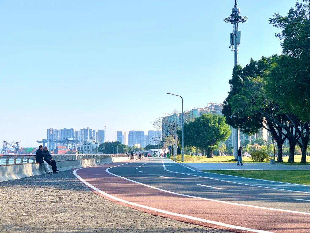 就在家门口下楼约150米,即达江门网红地标马拉松公园伴江而居,24小时