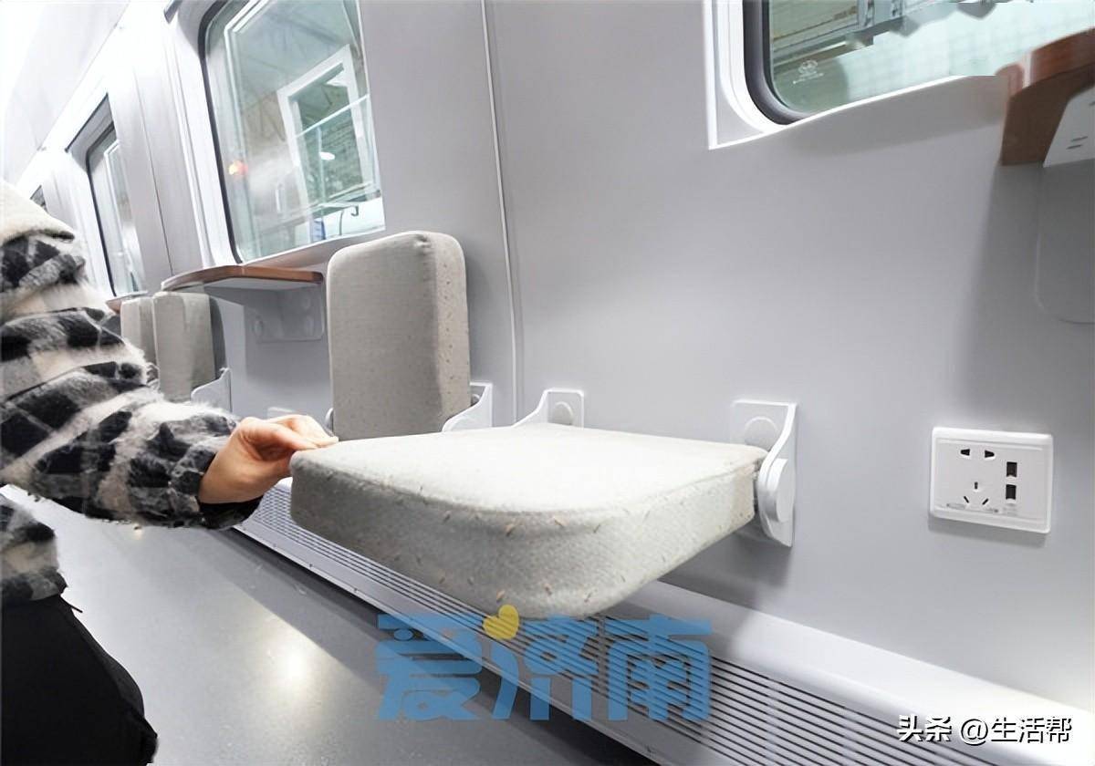 新型长编卧铺"复兴号"动集动车组在济发车