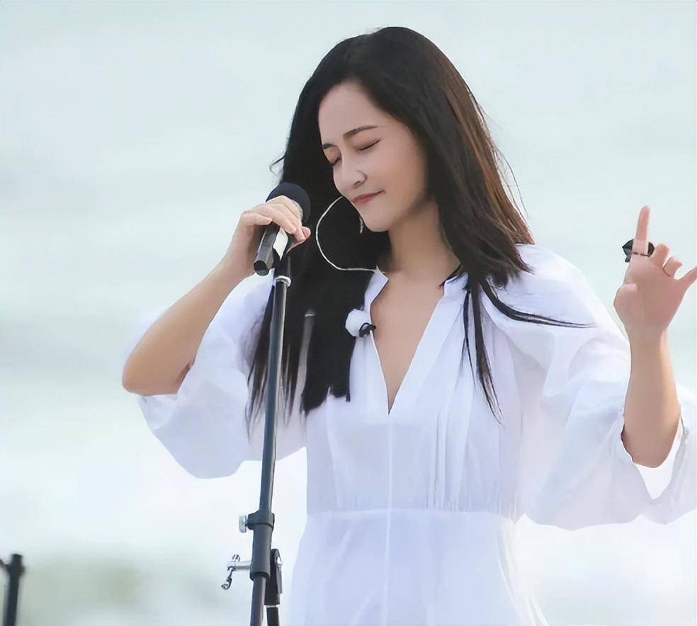 33岁时,她与章贺闪婚,迎来了婚姻生活的起伏.