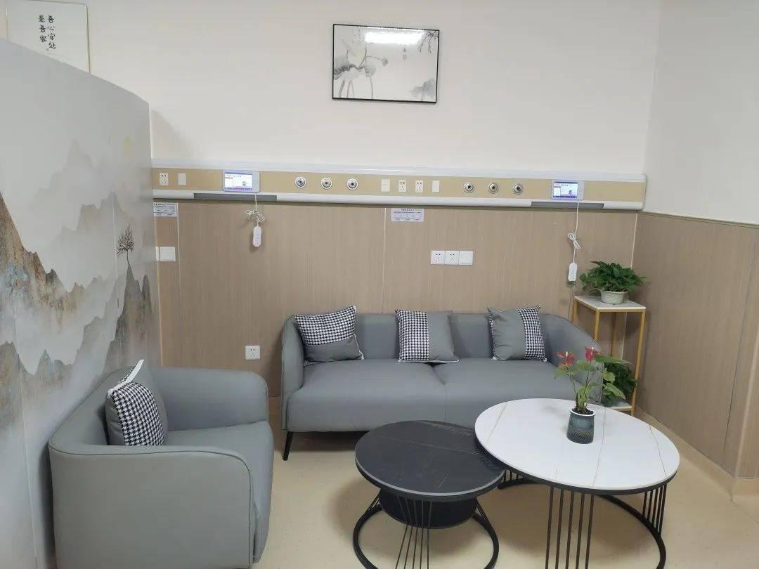 坐便器,助行器和电动洗澡床等普通病房见不到的设备,很好地帮助安宁