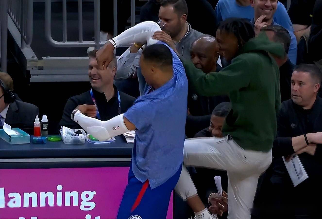 哈登35 9狂刷纪录:末节8中7轰21分打疯了 倒地怒吼疯狂庆祝_快船_小卡