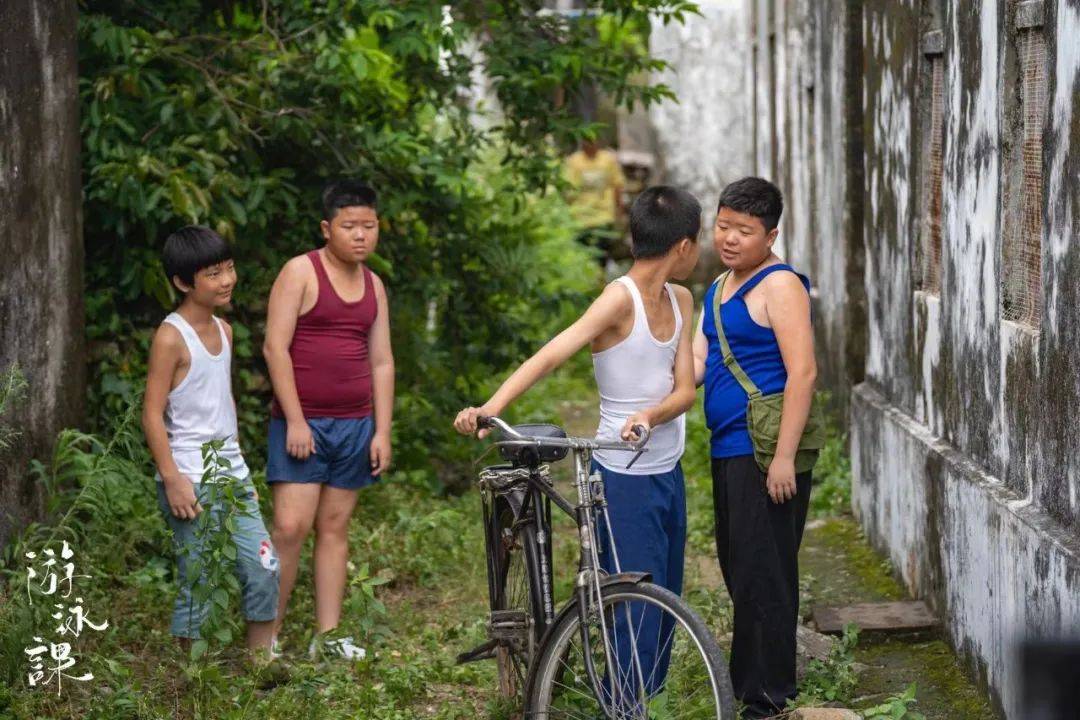 上演一出躍動著明快色彩的爺孫溫情喜劇;鄧亮宏的《游泳課》講述