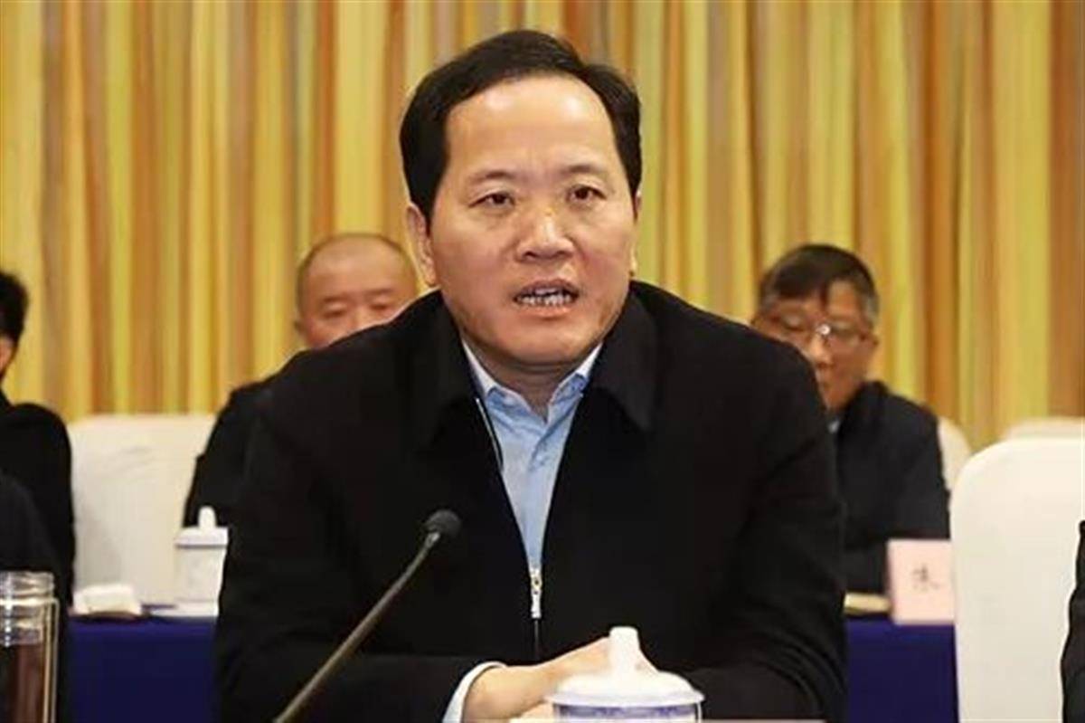 万余元经审理查明:2008年至2022年间,被告人潘早云利用担任扬中市市长