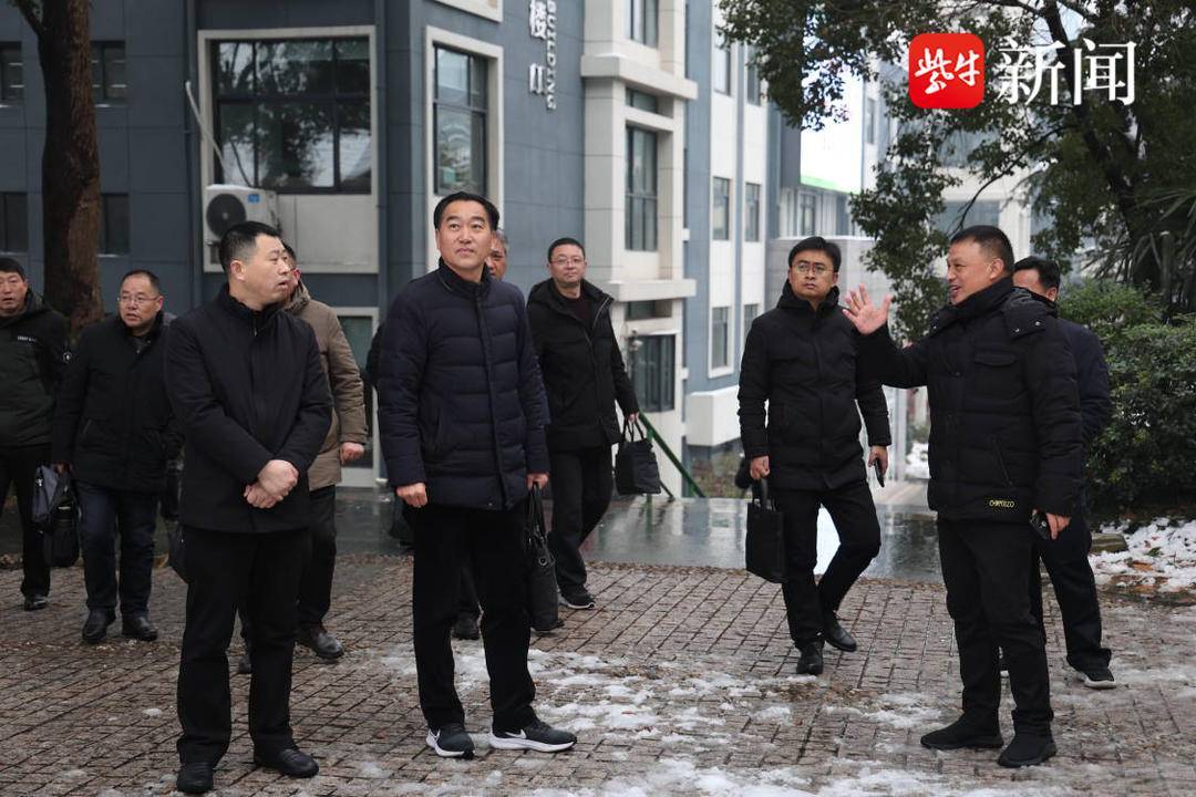 率领城区初中片区各校校长,昭阳湖初级中学部分管理人员等20多人,访问