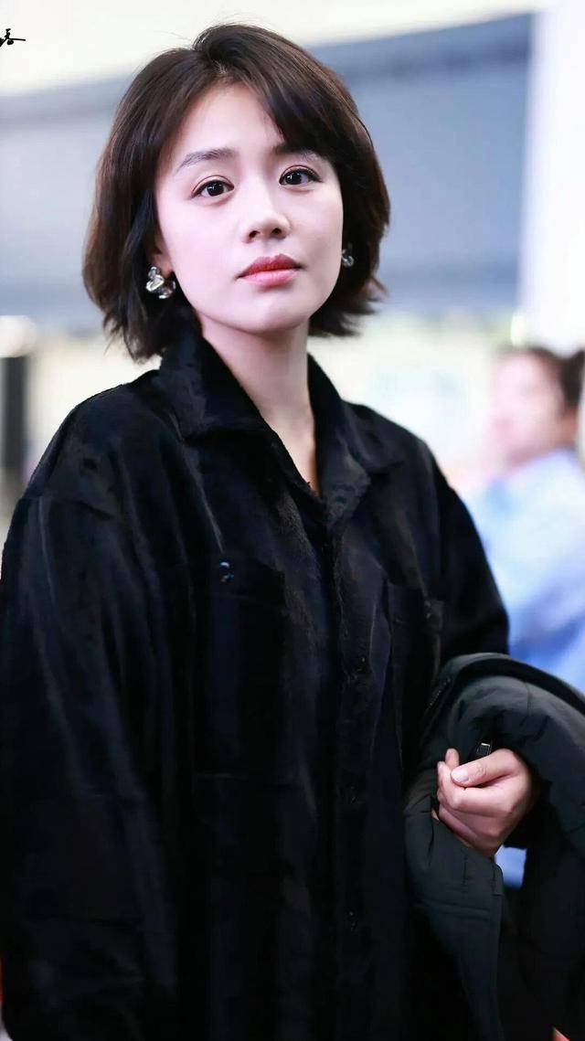 马思纯机场照自然脱俗,身材苗条,颜值重回巅峰!_运动_成功_明星