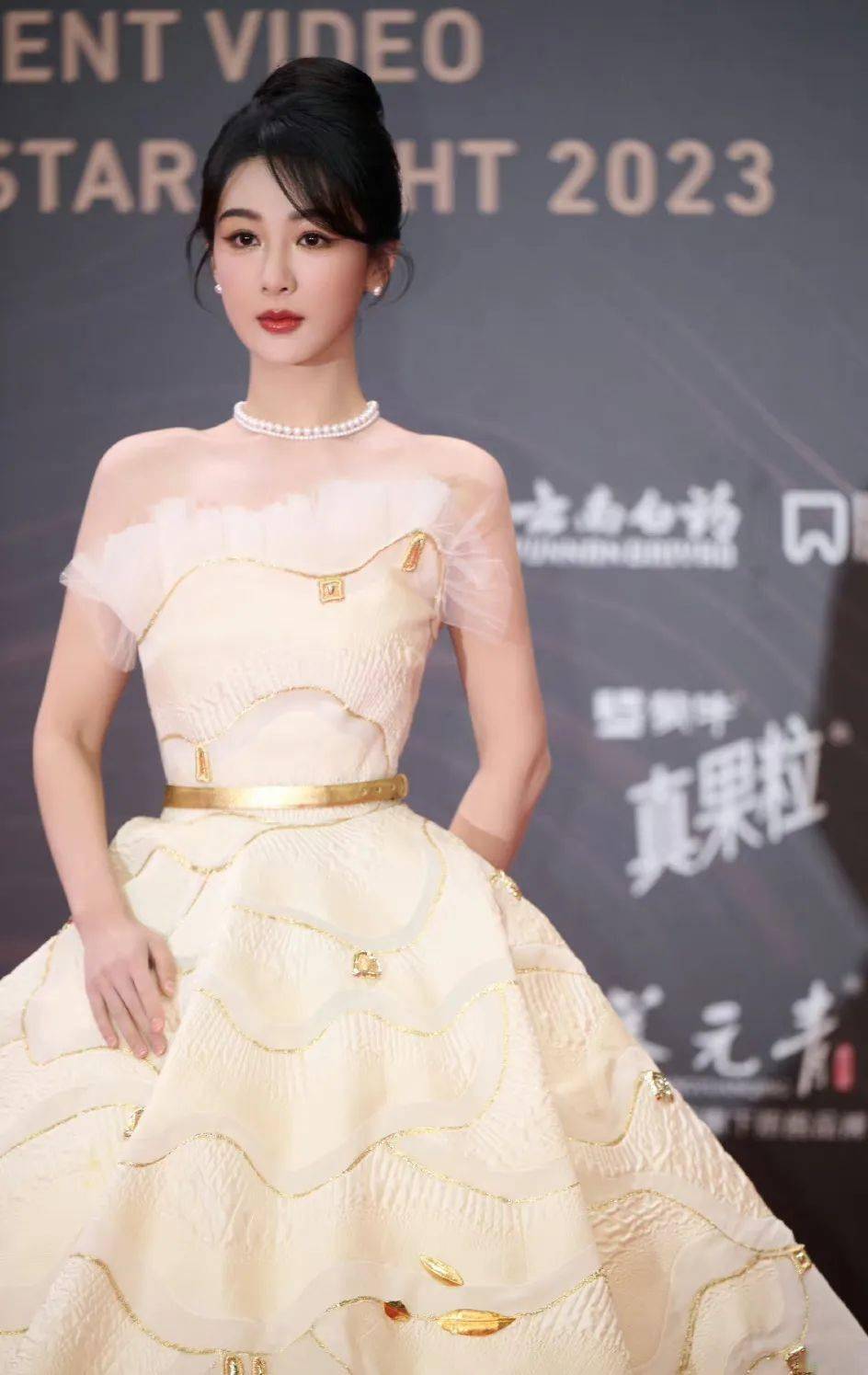 又有小伙伴拿狗仔的无名无姓爆料来问圈圈,说一个d姓男星和y姓女星在