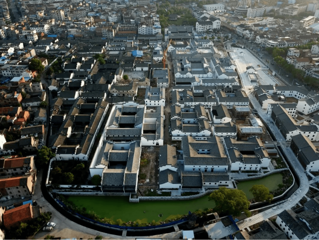 卢宅始建于1456年,整个村落以卢氏宗祠为中心,集江南民居之精华,融