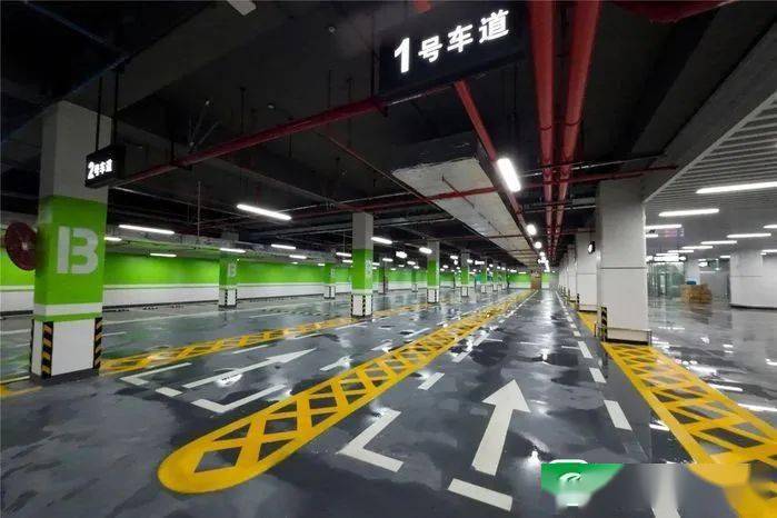 地下车库通过不同色彩进行分区,其中绿色区域为综合停车位,出租车候车