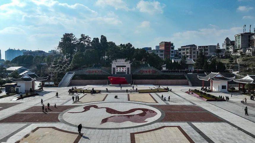 12月20日,市民在三穗县将军广场乐享冬日暖阳.