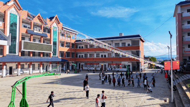 勐腊县职业高级中学校长周渤介绍,学校致力于培养德才兼备的应用型