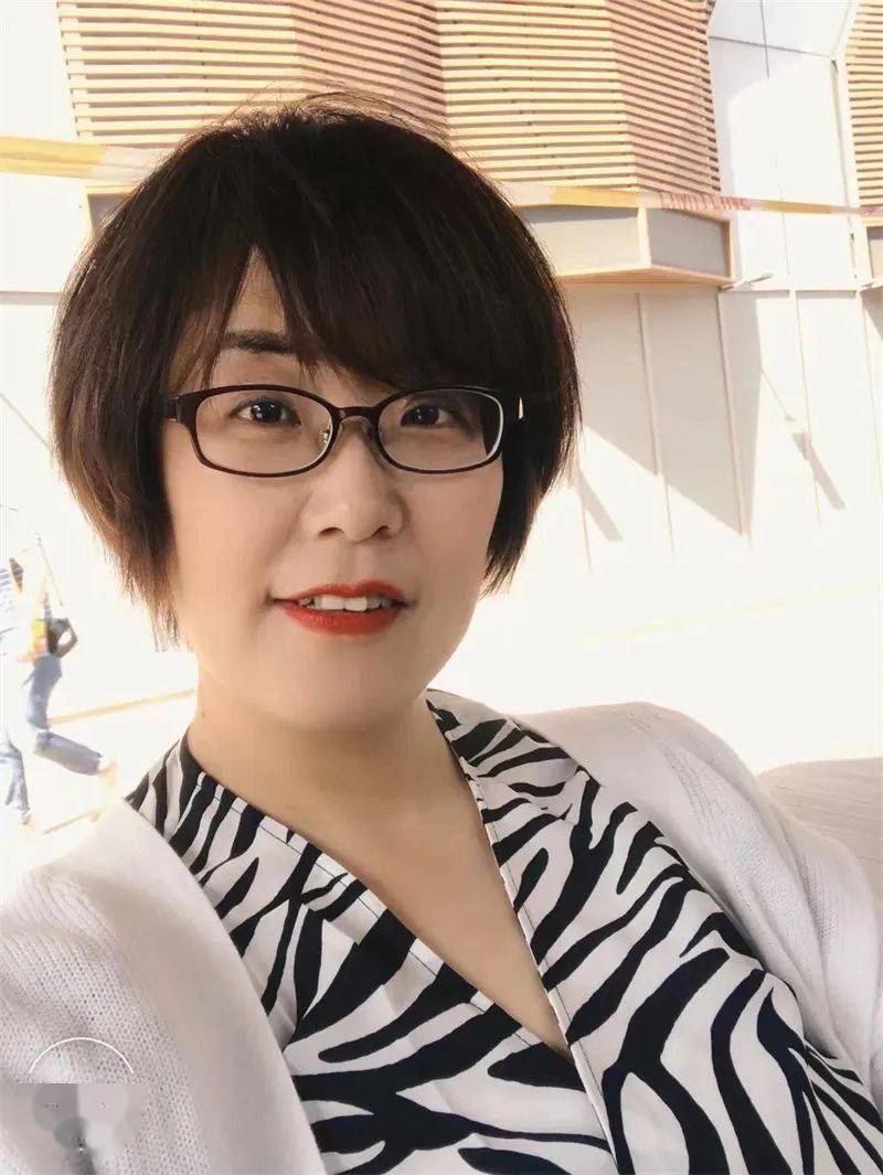 来自三年级一班的郑婕老师,三年级二班的朱晓琳老师和英语组刘菁老师