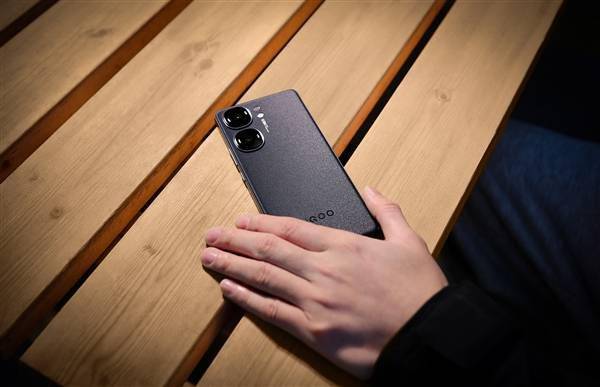 首款天玑9300直屏手机！iQOO Neo9系列三色公布(图1)