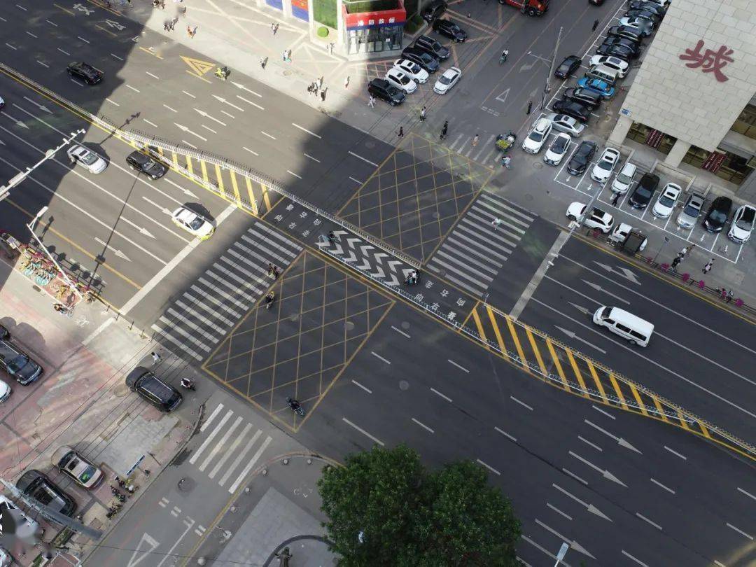 同时,配合城建部门建设行人过街天桥,地道,为行人过街营造安全的通行