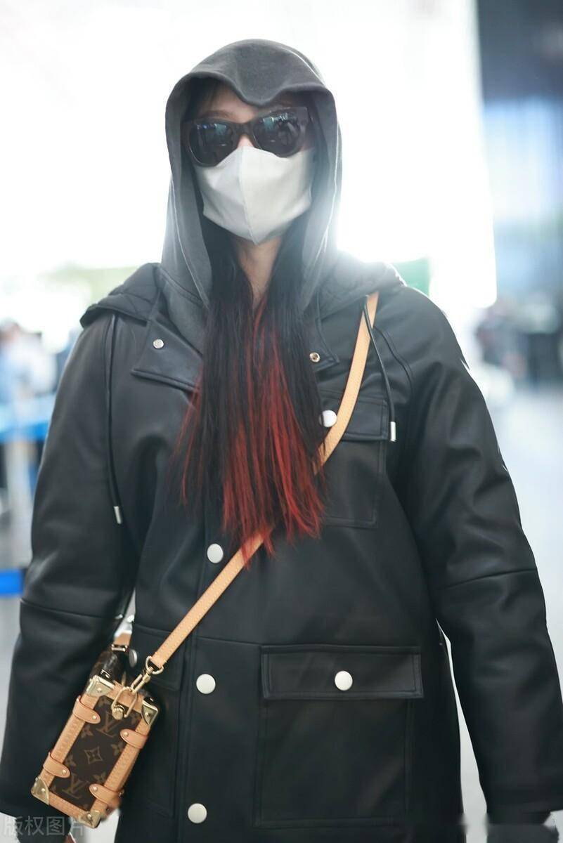 张天爱现身北京机场,身穿黑色皮衣外套时尚低调