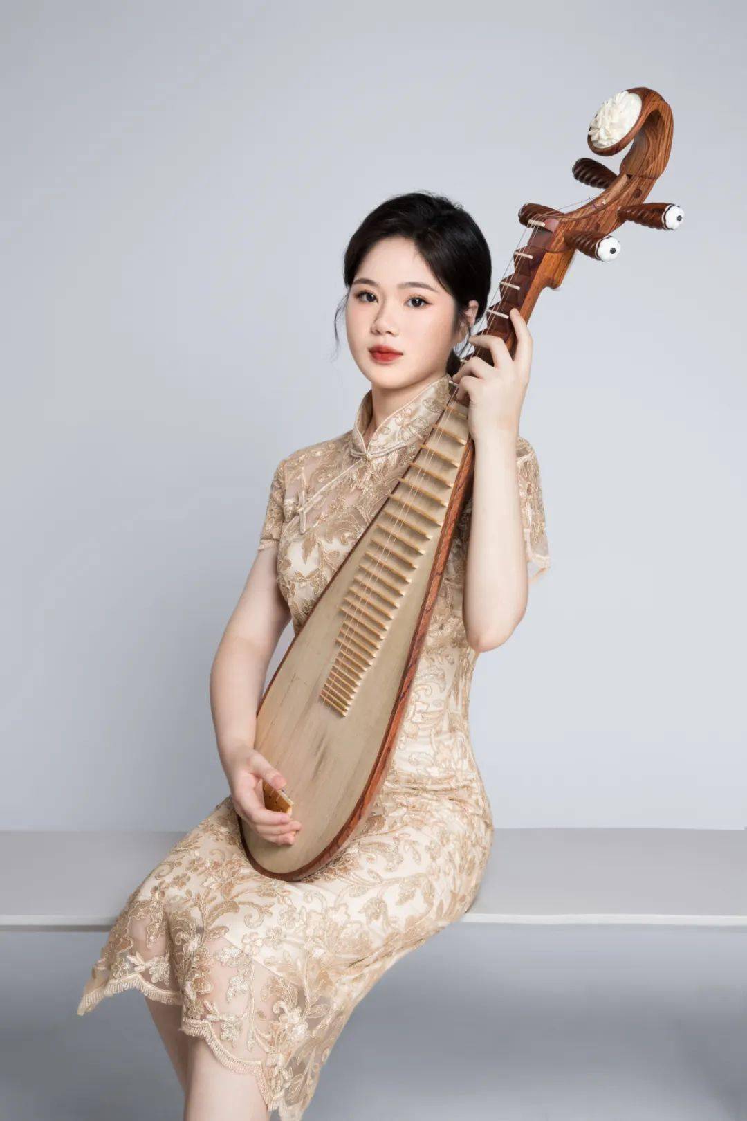 先后师从星海音乐学院国乐系琵琶硕士生导师缪晓铮教授琵琶讲师杨晨