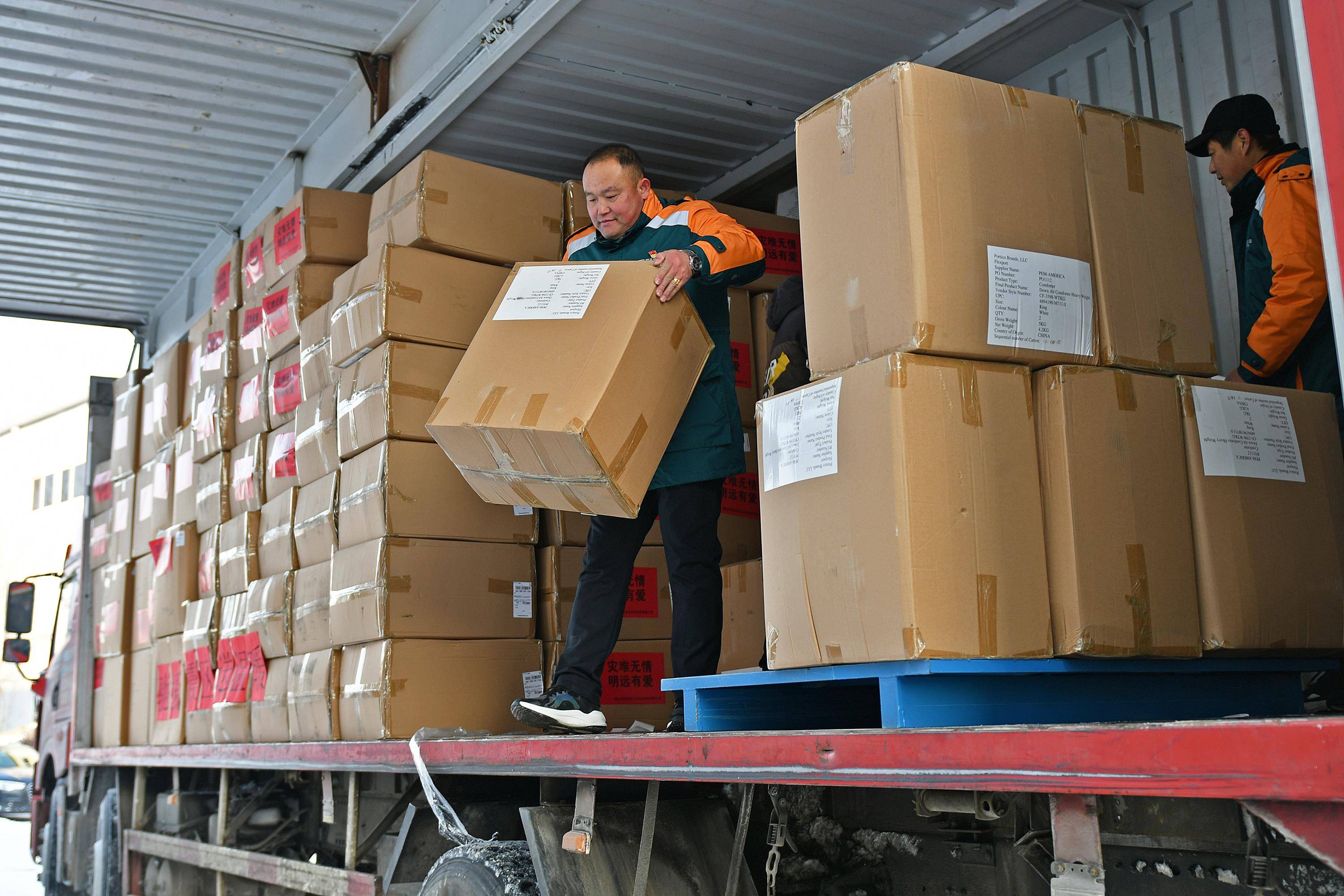 (社会)山东烟台:爱心救灾物资驰援地震灾区